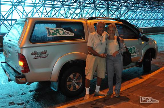 Depois de 15 dias viajando juntos pelo Uruguai e Rio Grande do Sul, despedida do Joca e da Ixa, os pais do Rodrigo, no aeroporto de Porto Alegre, capital do estado